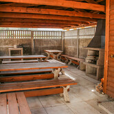 Pergola s krbem a lavicemi